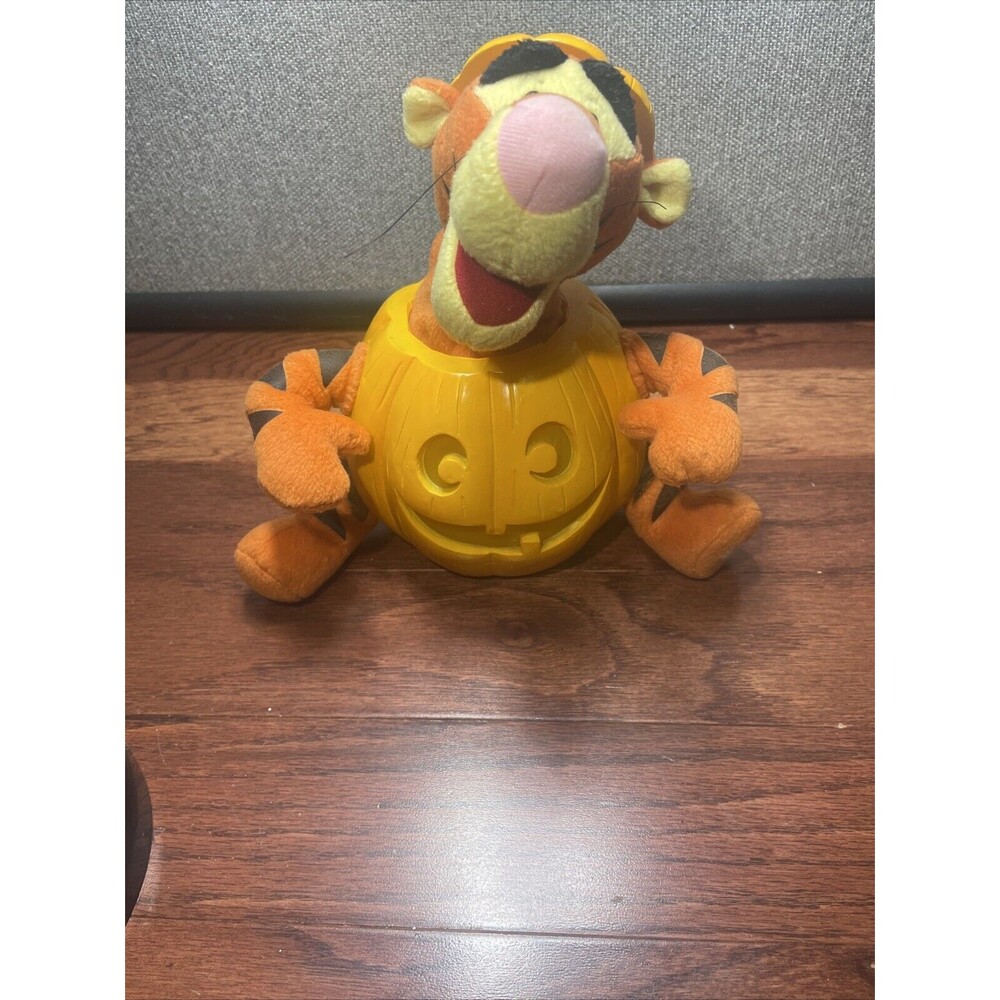 Winnie the Pooh 2001 TIGGER HALLOWEEN Decoration Singing Dancing Pumpkin Lamp